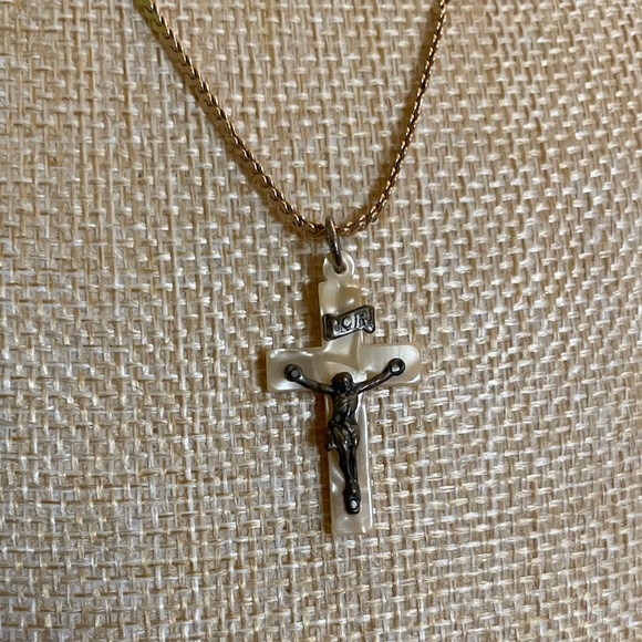 Elegant Gold Cross Pendant Necklace - Picture 3 of 8